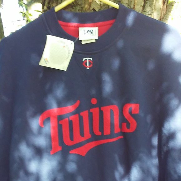 XL Men Blue With Twins in Red Sweatshirt - Picture 3 of 8